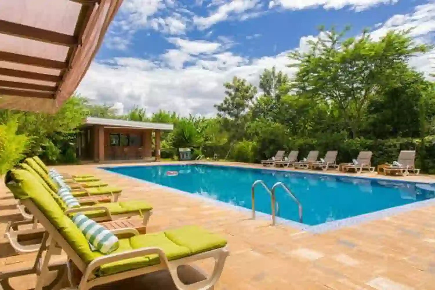 Πισίνα Airport Planet Lodge