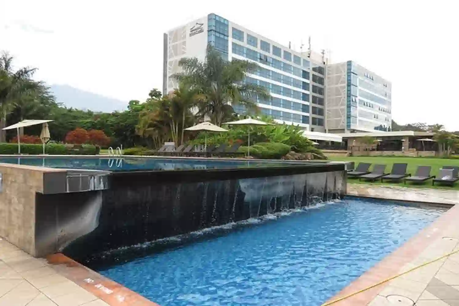 Außenansicht des Mount Meru Hotels