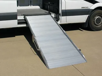 Safarifahrzeuge mit Rampen