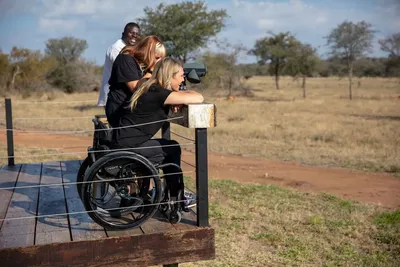 Tekerlekli sandalyeye erişilebilir safari deneyimi