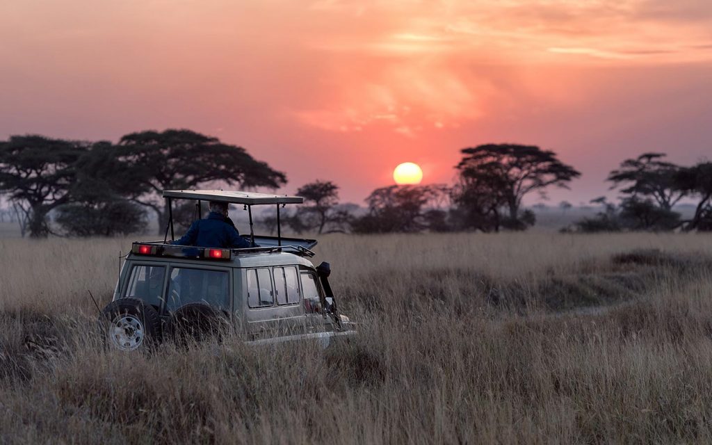 Turisti u noćnoj vožnji u Nacionalnom parku Serengeti