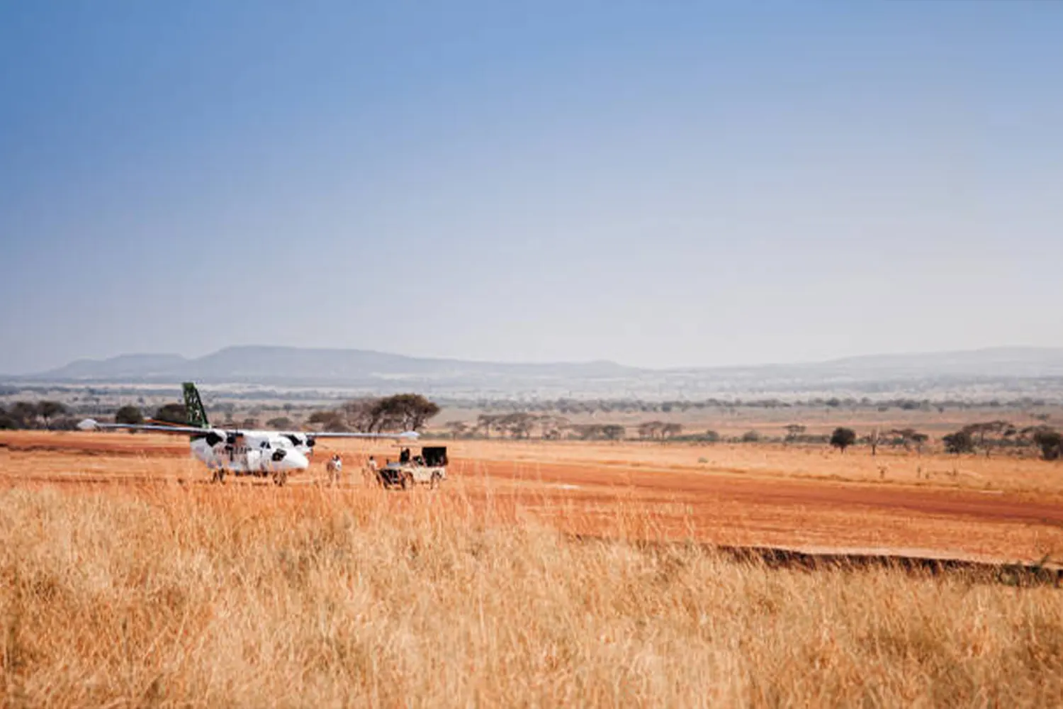 Landung auf der Landebahn von Kogatende während einer dreitägigen All-Inclusive-Flugsafari in der Serengeti ab Arusha 3-tägige Fly-in-Serengeti-Safari ab Arusha, All-Inclusive