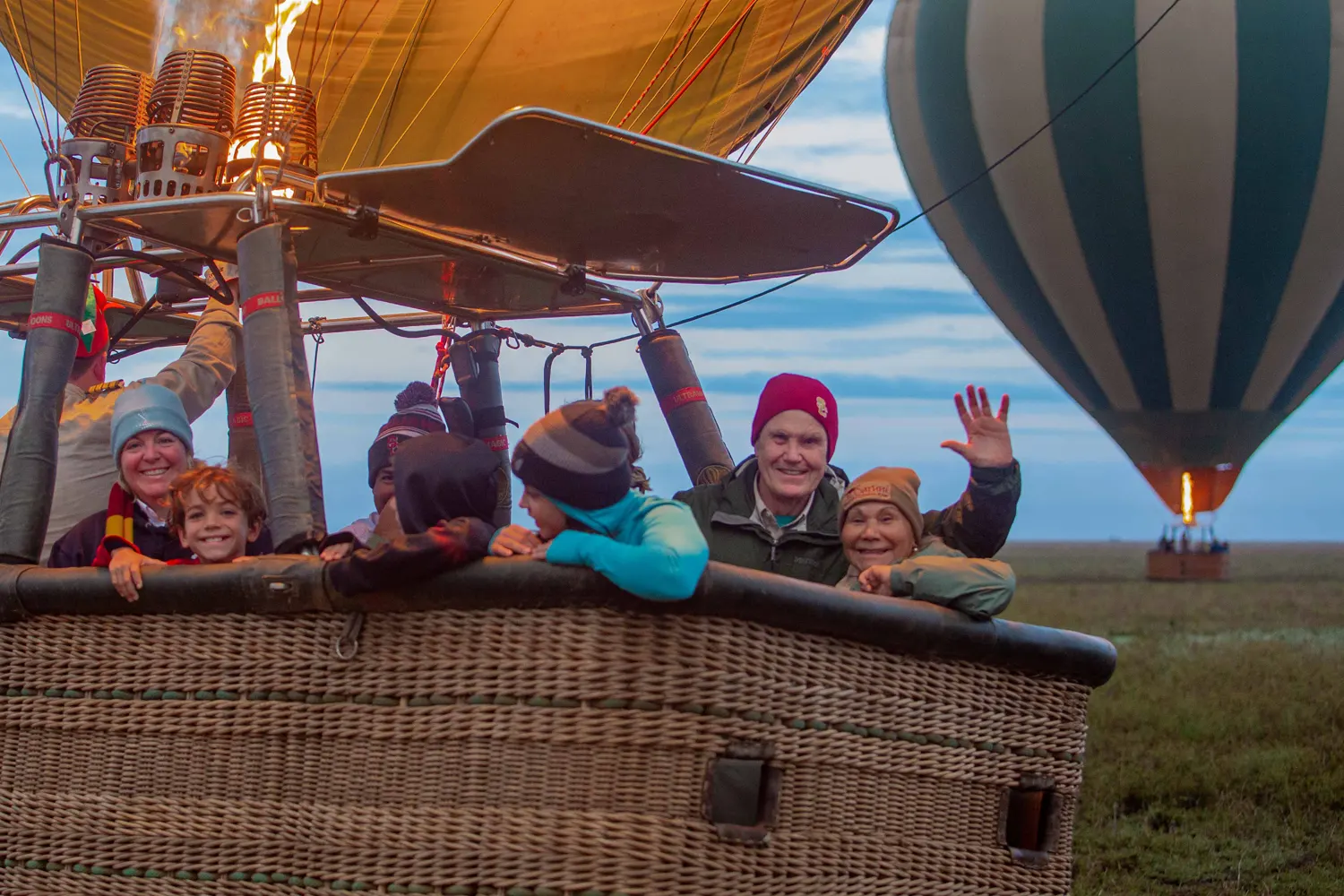 Reisende auf einer Heißluftballonfahrt in einem 3-tägigen Heißluftballon-Safari-Paket 3-tägige Serengeti-Heißluftballon-Safari